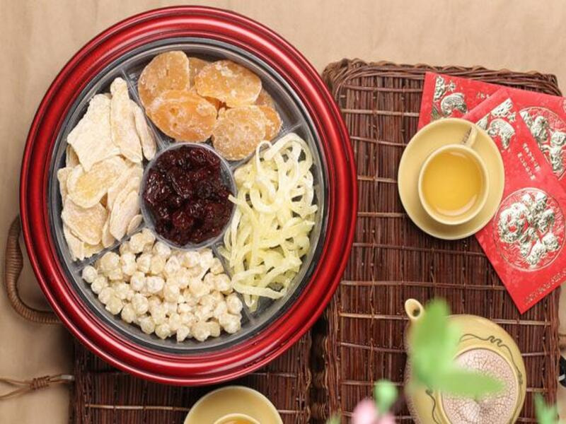 Bày mứt Tết và bánh kẹo đón năm mới