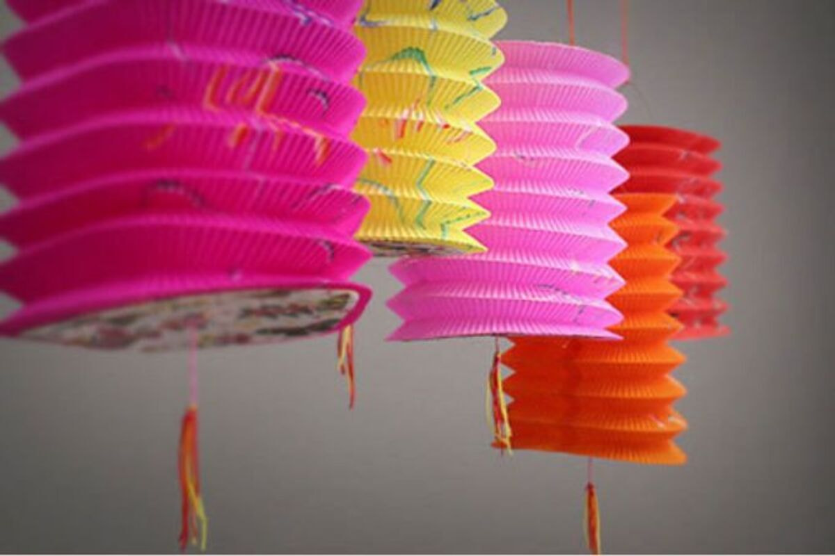 Hướng dẫn chi tiết cách làm đèn Trung thu giấy nhún đẹp mắt tại nhà