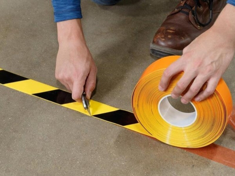 Băng dính dán nền nhà xưởng: Kinh nghiệm mua băng keo xịn 8 Băng dính dán nền với sơn kẻ vạch truyền thống